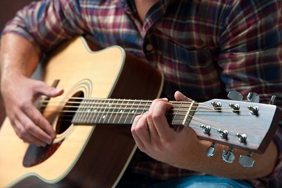 2021-06-07-news-guitar-player